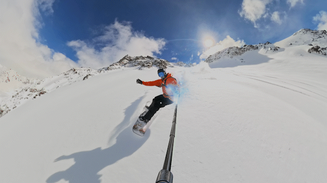 Un snowboarder se filmant en train de tailler des virages sur la montagne et un effet montrant comment la perche à selfie disparaît dans la vidéo finale.